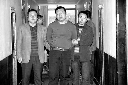 刘晓辉(中)被抓获
