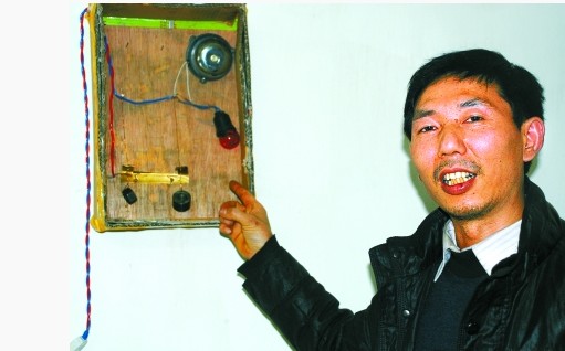 李学孝和他发明的地震报警器